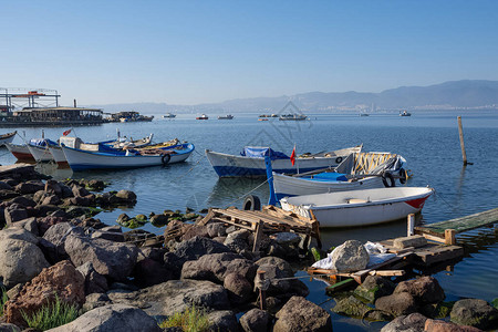 Izmir海滩和渔民收图片