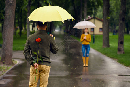 爱情侣撑着雨伞图片