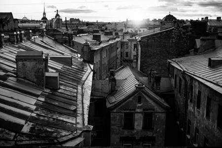 圣彼得堡黄昏的屋顶黑白摄影图片