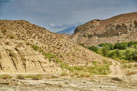 亚洲山区的一条沙土路沙面图片