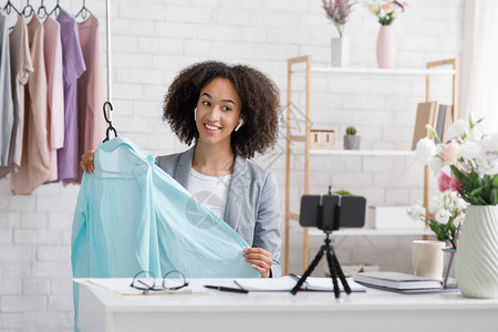 衣着舒适的非洲女展示服装图片