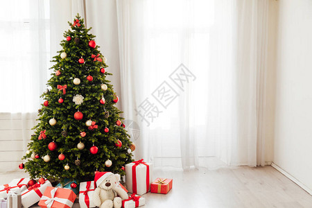 白色房间内白色室内绿色圣诞树图片
