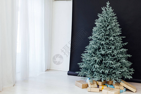 圣诞树配有冬季礼物装饰品的圣诞树图片