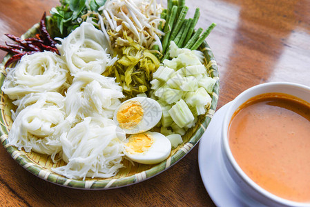 泰国食物马铃薯面煮鸡蛋和新鲜蔬菜图片