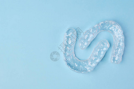 蓝色背景上可移动的牙齿连接器图片