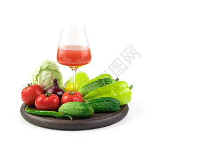 一杯鲜榨蔬菜汁和新鲜蔬菜图片