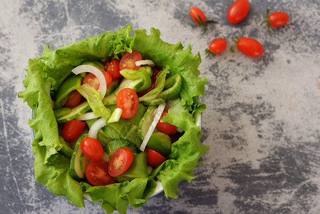 新鲜沙拉西红番茄黄瓜胡椒绿色生菜图片