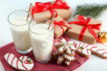 桌子上圣诞老人的牛奶饼干和圣诞饼干图片