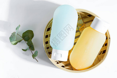 塑料瓶装化妆品天然必需油润滑剂奶油或清洁乳液和干燥的天然植物树脂图片