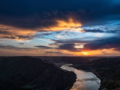 伊犁河河流上美丽的夕阳背景