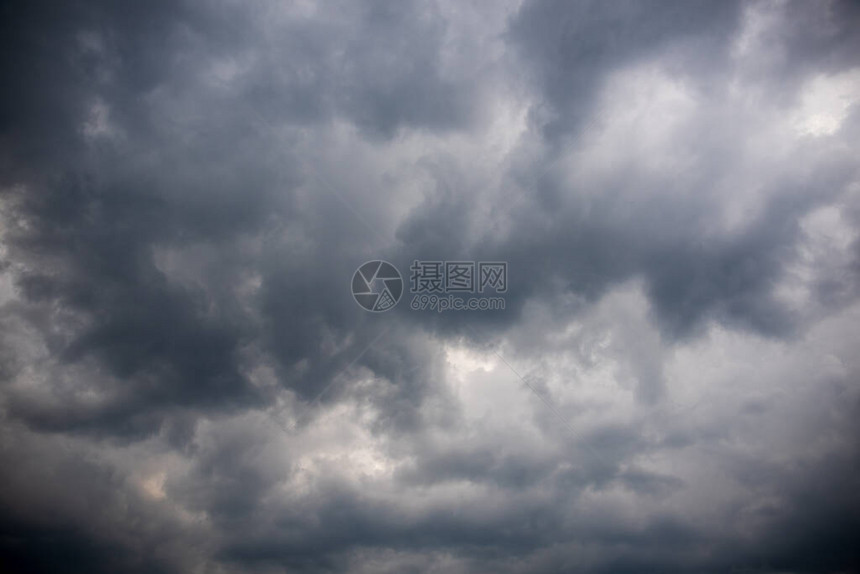 夏日傍晚的暴风雨云暴风雨前的多雨天空图片