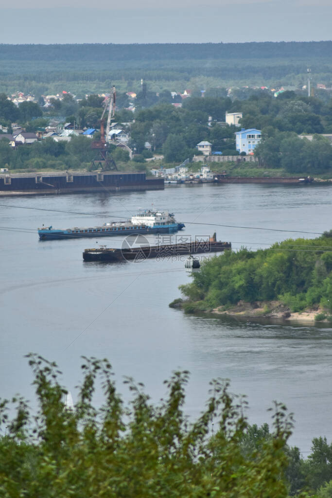 货船在伏尔加河上航行图片