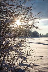 日落在雪覆盖的湖面上白云蓝天图片