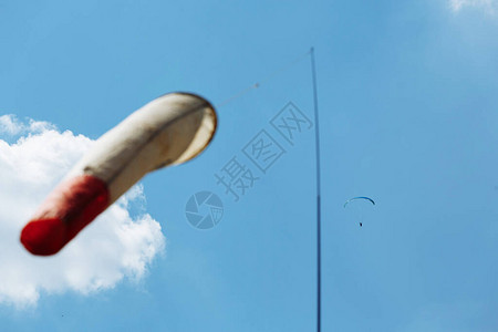 蓝滑翔伞在阳光明媚的一天飞入天空图片