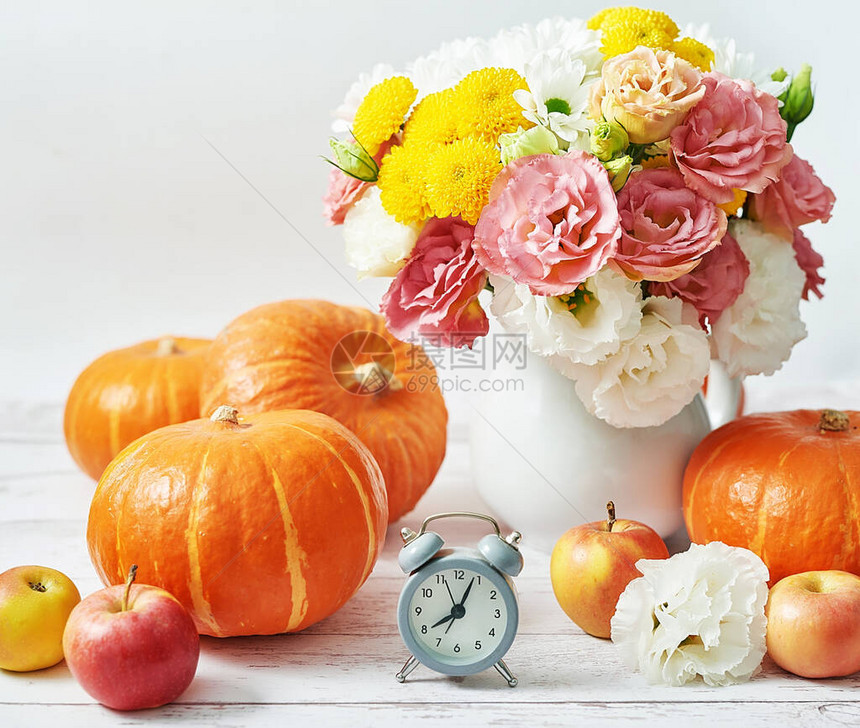 秋收南瓜背景南瓜苹果和鲜花在桌子上感恩节餐桌复制空间万圣节或季节秋季设计模拟问候图片