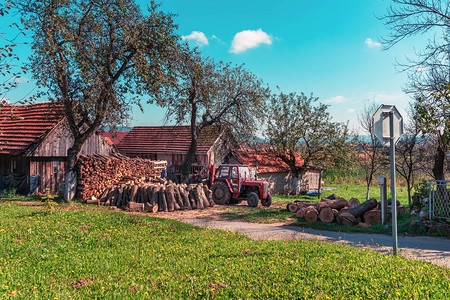 乡村地貌木屋顶铺设砖瓦拖拉机和图片