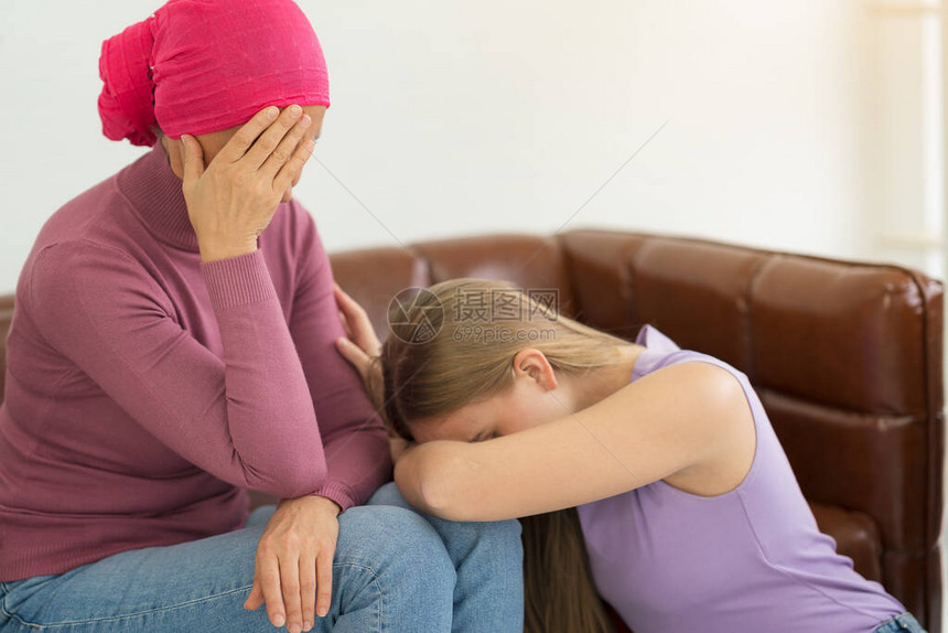 年轻成年女癌症患者在家与女儿共度时间图片