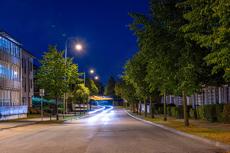 夏日夜晚的郊区街道图片