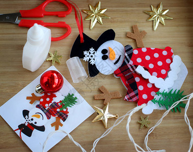 与雪人的圣诞节背景我们用布块为圣诞树制作玩具雪人木托盘图片
