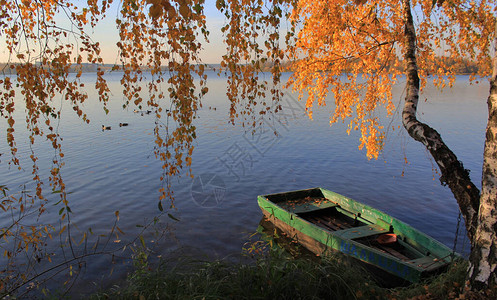 如诗画的多彩秋季景观与湖上的小船图片