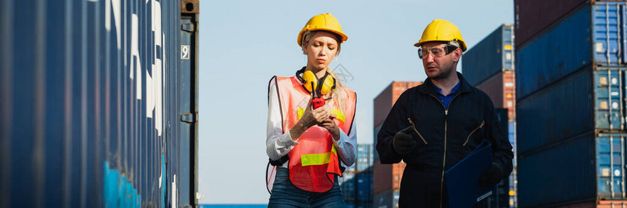 两名工头男女工人在集装箱货港检查装载集装箱码头男女员工业务物流进图片