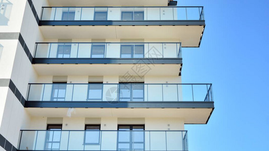现代公寓大楼的建筑细节图片
