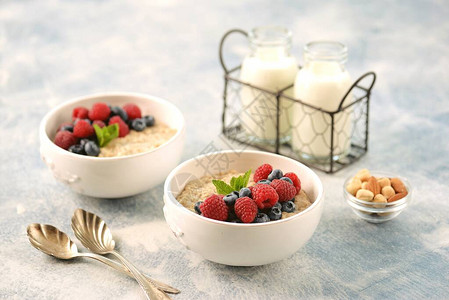 新鲜蓝莓和草莓的燕麦粥图片