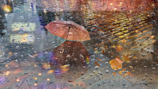 雨天在城市雨天粉色雨伞湿旧人行道夜光模糊图片