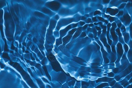 模糊透明的深蓝色清澈平静的水面纹理图片