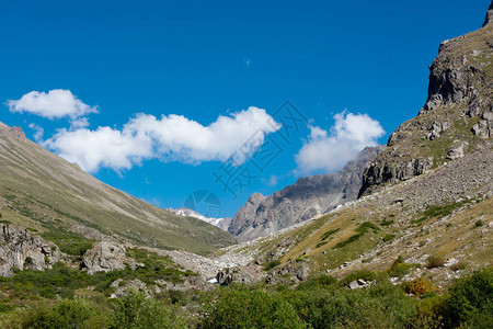 吉尔斯坦的山地景观在山谷视图的绿草山全景吉尔斯坦阿拉图山脉图片