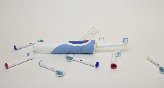 白色背景的电牙刷和可移动部件空闲文本空图片