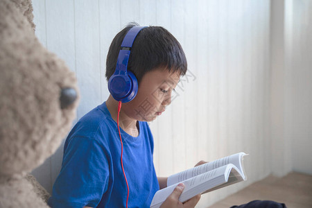 小男孩亚洲学生在家读书学习爱阅图片