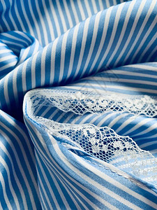 蓝色和白色条纹丝绸质感特写图片