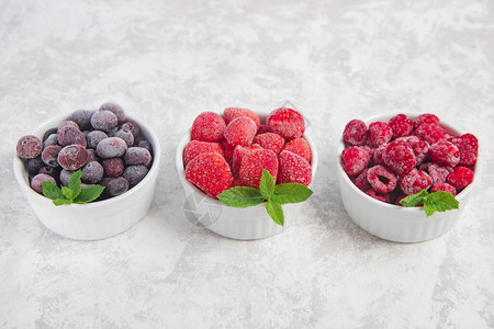 冷冻草莓蓝莓和草莓图片