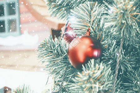 用红球新年假期背景装饰的圣诞树图片