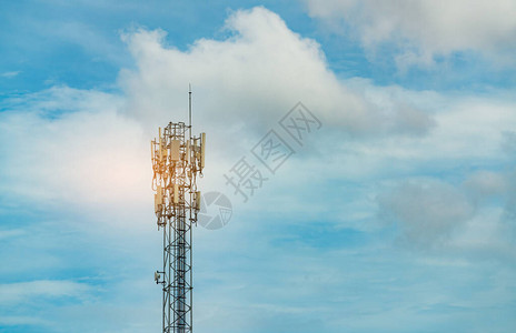 有蓝天和云彩的电信塔天线无线电和卫星杆通信技术电信业移动或电信5g图片