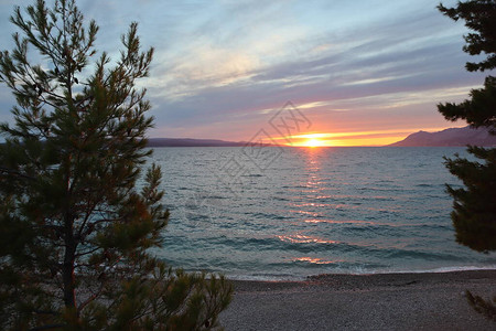 在温暖的秋夜夕阳下图片