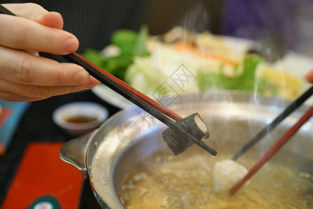 餐厅里夹着肉丸的筷子图片