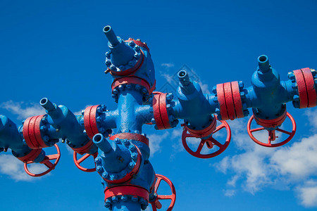 石油天然气工业组井口和阀芯高压气井图片
