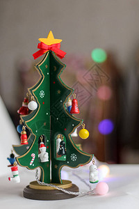 装饰圣诞树有园林灯图片