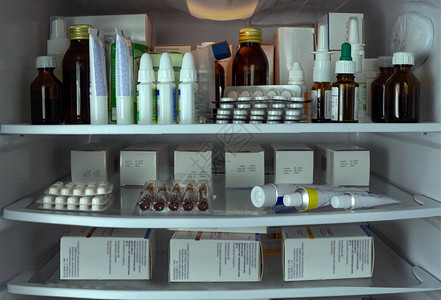 冰箱的架子上装满了包装好的药品水泡盒子管子药瓶排列整齐药房诊所医院企图片