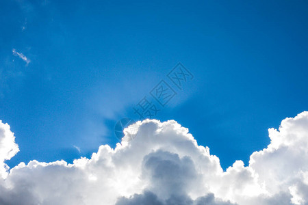 与云彩的蓝天背景图片