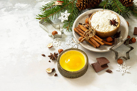 季节烘烤冬天背景圣诞节烘烤的成份巧克力香料坚果面粉和鸡图片
