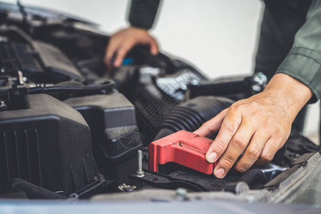 专业机械手在汽车库提供汽车维修和保养服务汽车图片