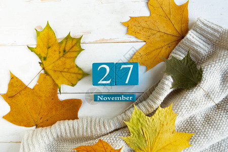 27蓝色立方体日历月和日期图片