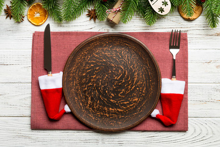 圣诞晚宴的顶端景色是木制背景图片