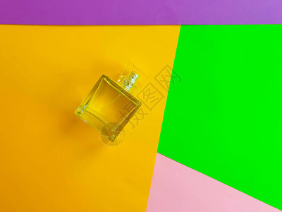 彩色背景上的香水瓶高清图片