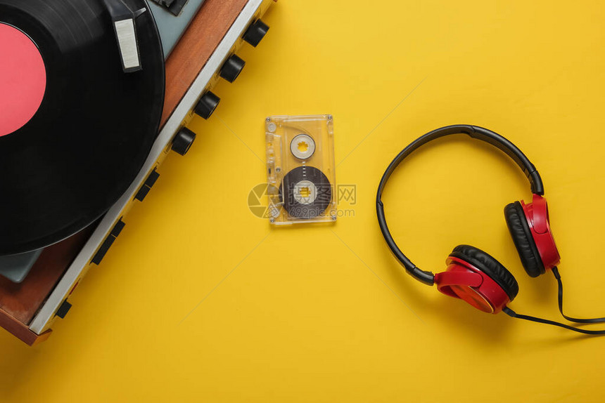 黄色背景的旧式乙烯基玩家耳机录音带Media70s图片