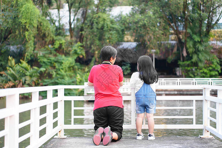 亚洲儿童可爱或孙子女孩和阿姨后背假期或假期一起在自然湖上放松图片