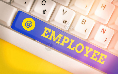 一个受雇于另一个人的商业概念通常是在执行彩色键盘下方的工资或薪水图片